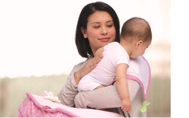 
Mẹ tôi đón đứa bé trong niềm vui vỡ òa, như vừa rứt ruột sinh ra vậy
