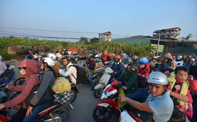 Người d&acirc;n trở v&ecirc;̀ Hà N&ocirc;̣i sau kì nghỉ T&ecirc;́t. Tr&ecirc;n đường đi r&ocirc;̀i dừng lại ăn u&ocirc;́ng, nghỉ ngơi, họ bị nhi&ecirc;̀u hàng quán chặt chém kh&ocirc;ng thương ti&ecirc;́c. Ảnh minh họa: Phạm Hải