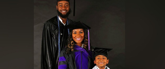 Bức ảnh gia đình tốt nghiệp trở thành hiện tượng mạng xã hội ngay sau khi được đăng tải