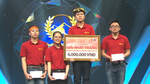 Chú thích ảnh: Lâm Vũ Tuấn (thứ 2 từ phải sang) giành giải nhất trong cuộc thi tháng. Ảnh: VTV.