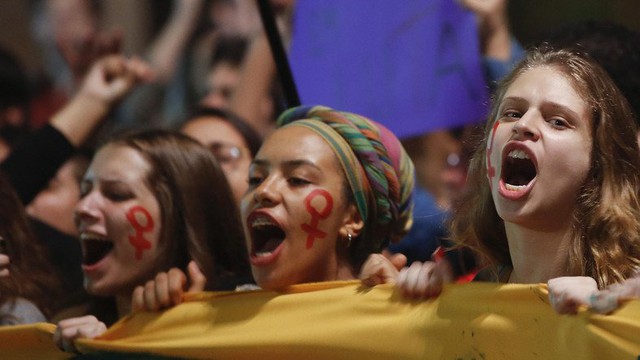 
Phụ nữ xuống đường biểu tình tại Brazil.
