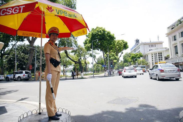 Thượng uý Phan Quỳnh Anh - Nữ chiến sỹ CSGT đội 1 mỗi ngày đứng bục làm nhiệm vụ 4 tiếng đồng hồ