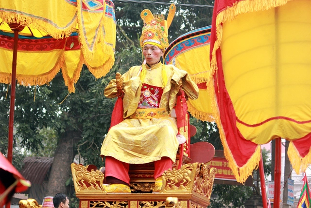 Theo quy định, những người được chọn làm vua, chúa trong năm phải là những vị cao niên, khỏe mạnh; còn đủ song toàn cụ ông, cụ bà; có đức độ và có uy tín trong dân chúng.