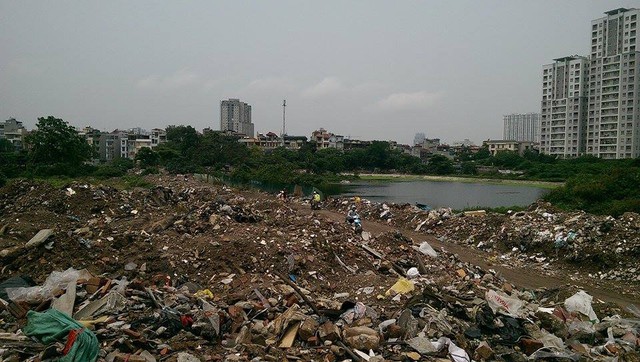 Dọc bên hồ Đầm Hồng (quận Thanh Xuân, TP Hà Nội) ngập tràn rác, phế thải xây dựng gây ô nhiễm môi trường, tràn xuống lối đi dân sinh.