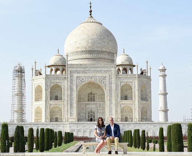 
Bức ảnh chụp chân dung hoàng tử William và công nương Kate trước ngôi đền nổi tiếng Taj Mahal
