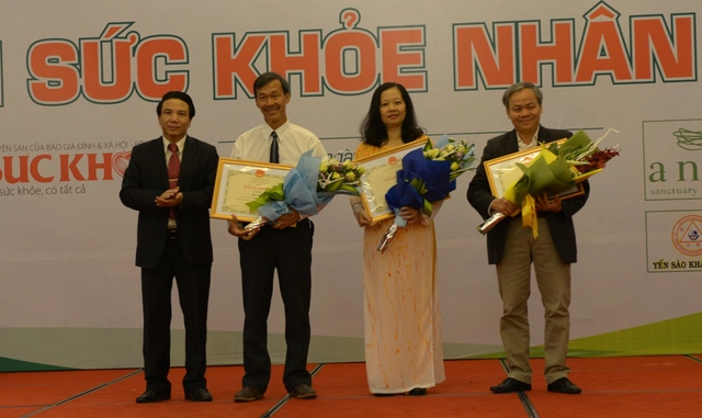 
PGS.TS. Trần Quốc Bình - Giám đốc Bệnh viện Y học Cổ truyền Trung ương trao giải cho các tác giả đạt giải Ba của cuộc thi
