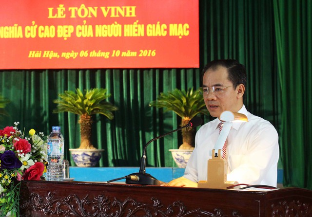 
BS Nguyễn Xuân Hiệp - Giám đốc Bệnh viện Mắt Trung ương ghi nhận và đánh giá cao nghĩa cử cao đẹp của các gia đình hiến giác mạc của huyện Hải Hậu.
