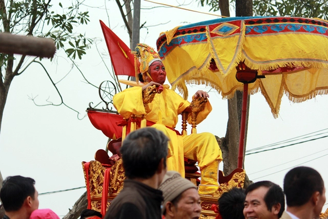 Chúa được vẽ mặt đỏ để phân biệt với vua.