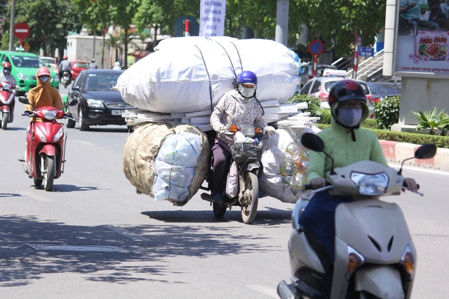 Miệt mài phơi mình dưới cái nắng bỏng rát vì nặng gánh mưu sinh.