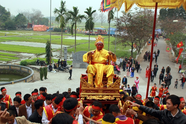 Cuối đường, chúa được rước vào đền Sái nằm trên một gò đất cao. Vua cùng 4 vị quan đi thẳng vào đền Thượng để làm ghi lễ.