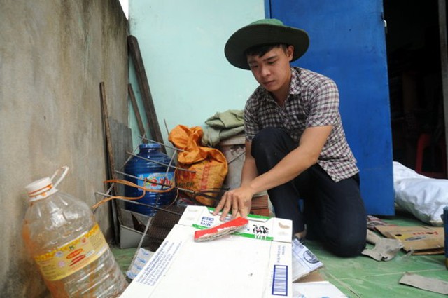 Võ Hồng Hào phụ mẹ xếp dọn ve chai tại nhà.