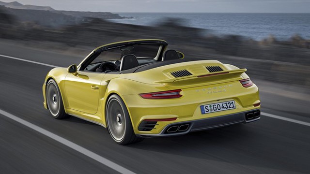 
Đứng ở vị trí thứ 10 là Porsche 911 Turbo S Cabriolet. Đây là phiên bản đắt nhất của dòng 911 huyền thoại tới từ thương hiệu xe thể thao hạng sang hàng đầu nước Đức Porsche. Xe có thể đạt tốc độ tối đa 330 km/h.
