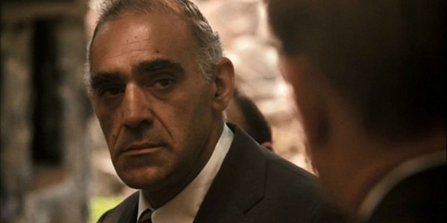 Abe Vigoda trong bộ phim Bố già.