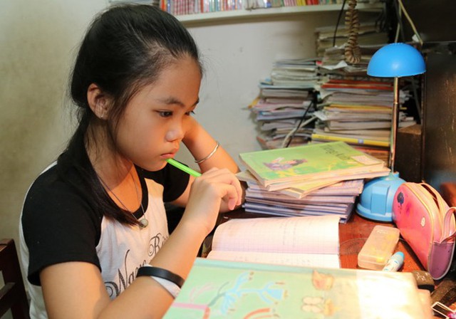 Học sinh ôn bài ở nhà. Ảnh: Tuổi Trẻ.