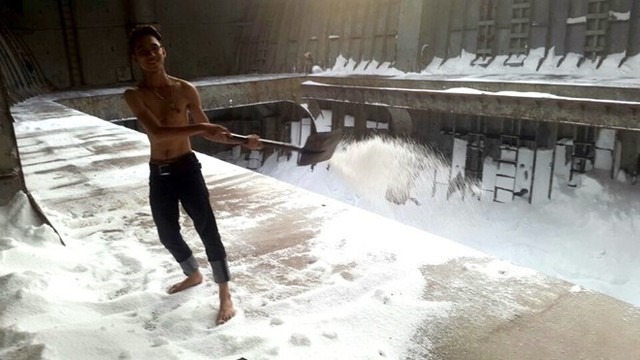 Anh Nguyễn Trí Bình đăng ký việc xếp bánh kẹo nhưng sau khi nộp tiền cọc thì được giới thiệu đi xúc phân bón hóa học. Ảnh: Tuổi Trẻ.
