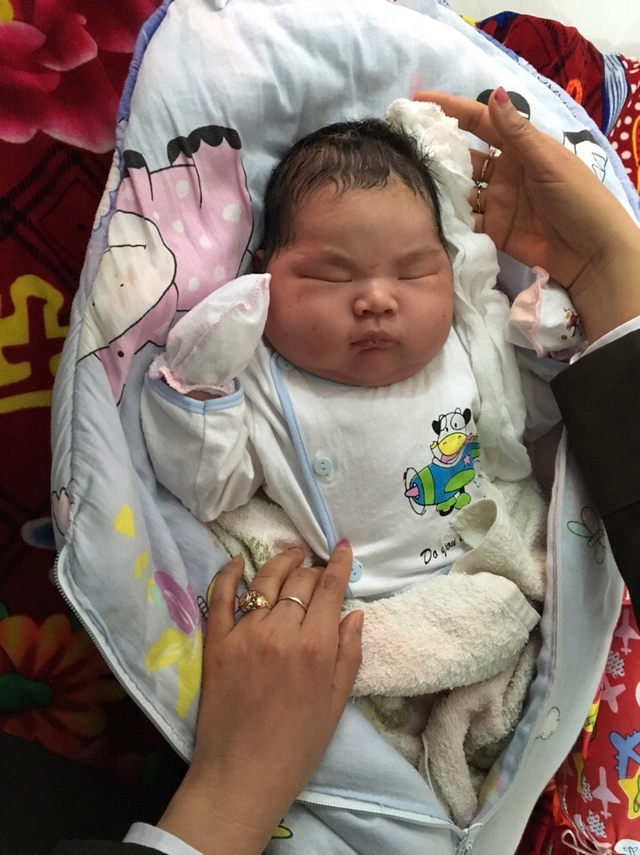 Cháu bé sơ sinh nặng 6,1kg có tên là Trần Tất Quang.