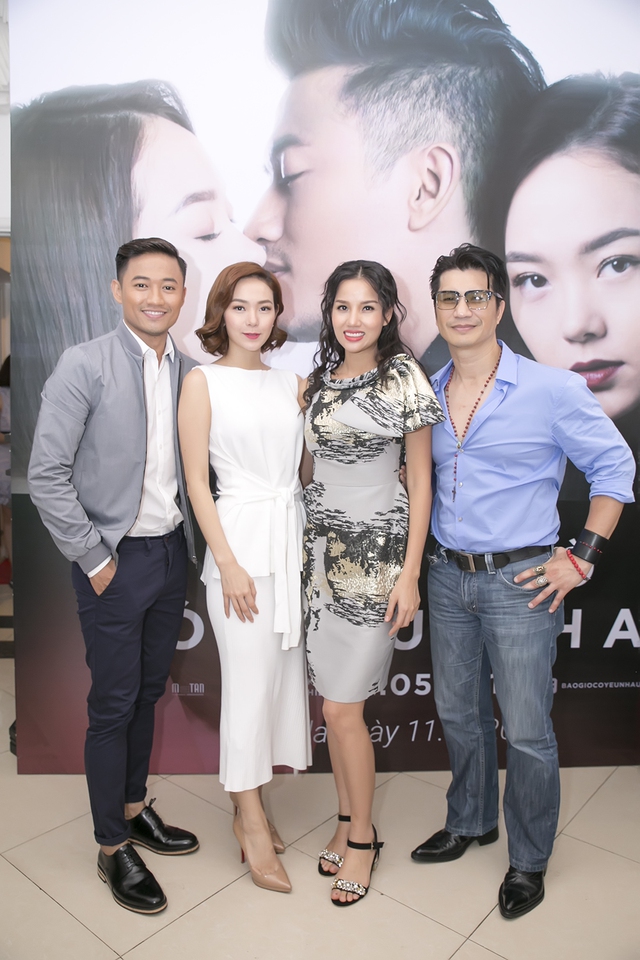 
Dustin Nguyễn và Bebe Phạm trong ngày ra mắt phim Bao giờ có yêu nhau ở Hà Nội.

