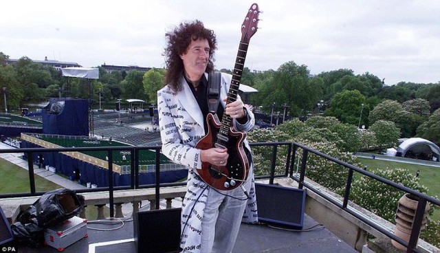 
Brian May - tay guitar nhóm Queen - chơi bản God Save the Queen trên nóc cung điện Buckingham - Ảnh: PA
