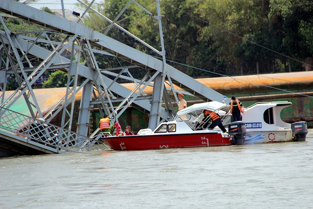 Hiện lực lượng cứu hộ đang tích cực dùng canô quần thảo trên sông tìm các nạn nhân. Ảnh: VnExpress