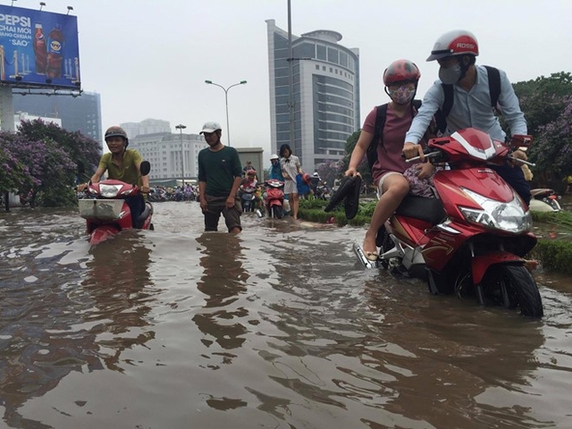 Nút giao Trần Thái Tông - Tôn Thất Thuyết (Cầu Giấy) tê liệt, nước ngập sau 40-50 cm. Hàng chục ôtô, xe máy chết máy.