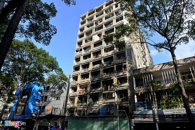 
Chung cư cũ tại đường Trần Hưng Đạo (quận 5, TP HCM) được xây dựng vào những năm 60 của thế kỷ trước. Công trình được thiết kế 13 tầng với 530 phòng. Sau năm 1975, đây là nơi sinh sống của gần 600 hộ dân với hơn 2.500 nhân khẩu. Năm 2002, TP HCM quyết định di dời chung cư được cho là hoang tàn nhất Sài Gòn. Tuy nhiên, đến nay vẫn còn 10 hộ sống bên trong.
