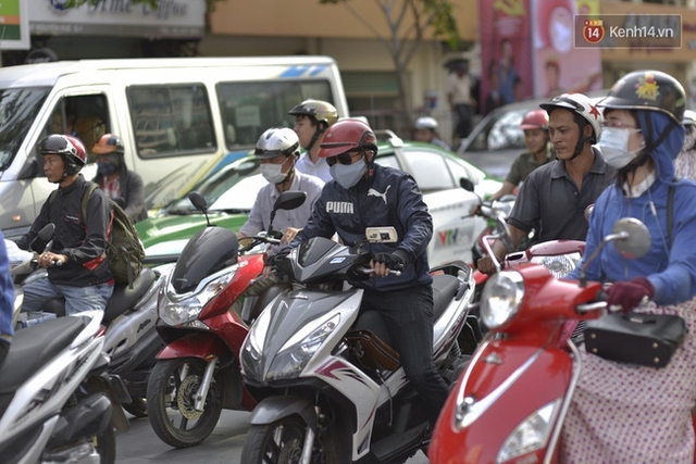 Nóng thế này thì trai gái gì cũng phải trang bị khẩu trang, bao tay, kính râm các kiểu. Ai cũng như ai!