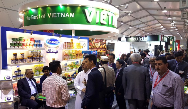 Gian hàng Vinamilk thu hút được sự quan tâm rất lớn từ các khách hàng và đối tác tại Gulfood. Ngay ngày đầu tiên tham gia Hội chợ này, Vinamilk đã ký kết được Hợp đồng xuất khẩu sản phẩm sữa bột cho trẻ em trị giá 12,5 triệu USD.