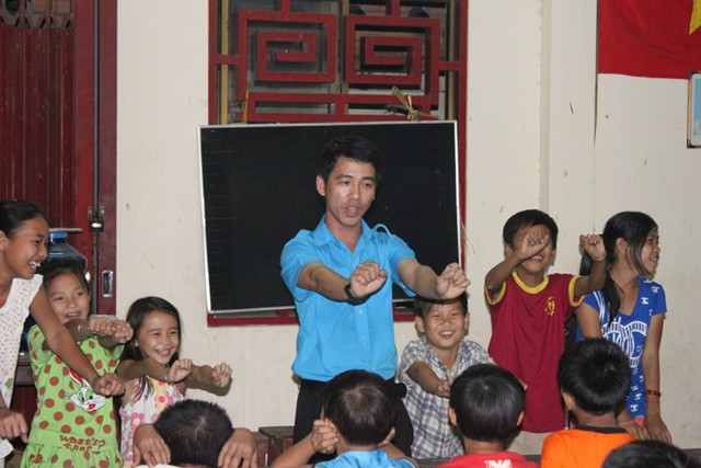 Trương Thế Cường quản trò tại một lớp học tình thương.