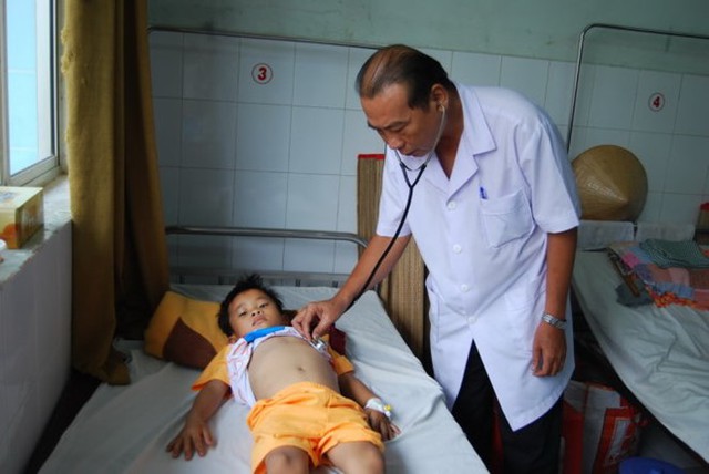Em Sáng đang được điều trị tại bệnh viện Nguyễn Đình Chiểu, tỉnh Bến Tre.