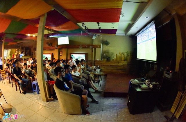 
Các quán cafe trang bị màn hình lớn phục vụ khách mùa Euro.
