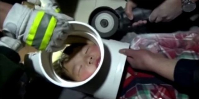 
Cậu bé 5 tuổi ở Trung Quốc bị mắt kẹt đầu trong một ống dẫn nước bằng nhựa vì nghịch dại.
