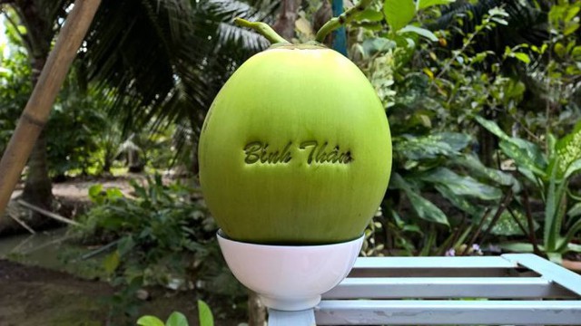 Những tr&aacute;i dừa được in chữ c&oacute; gi&aacute; 300.000 đồng/tr&aacute;i