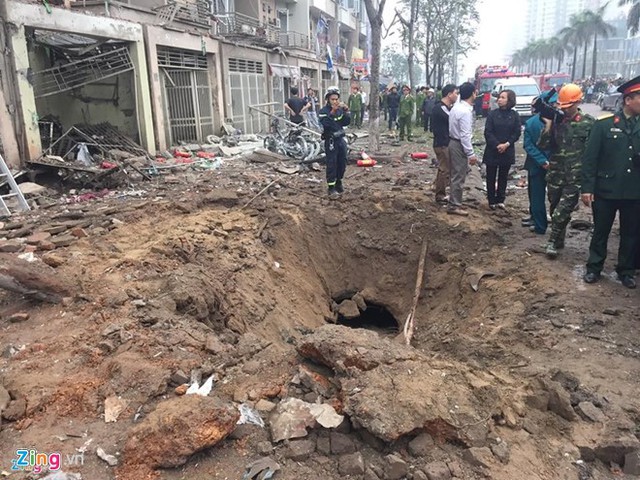 
Vụ nổ tạo hố sâu 1 m, rộng 4 m. Ảnh: Hoàn Nguyễn.
