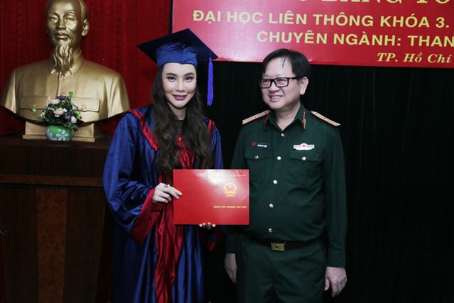 Hồ Quỳnh Hương nhận bằng tốt nghiệp và quyết định giảng dạy tại ĐH Văn hóa Nghệ thuật Quân đội chiều ngày 18/1.