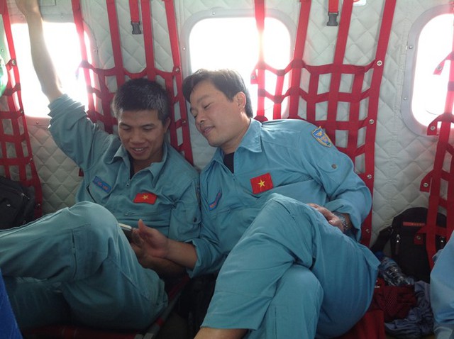 
Trung uý Lê Đức Lam (bên trái) và đồng đội trên một chuyến bay. Ảnh tư liệu.
