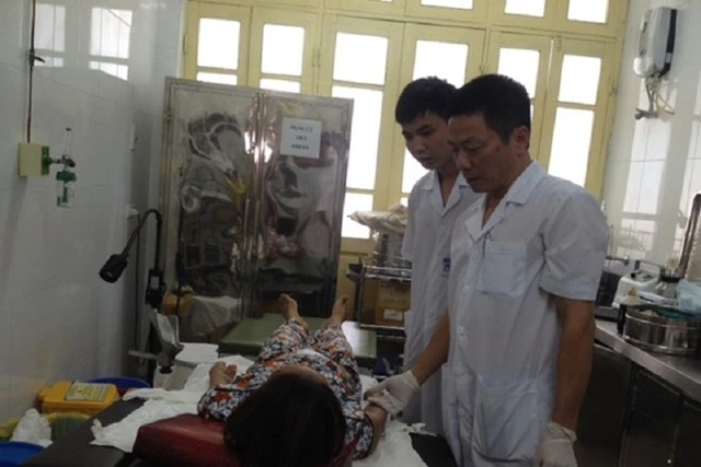 Bác sĩ Lưu Quốc Khải thăm khám cho bệnh nhân. Ảnh: TL.