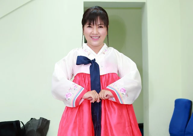 
Ngọc Trinh mặc Hanbok - trang phục truyền thống của quê chồng để đi chấm thi Siêu nhí tranh tài. Ảnh: T. Hùng
