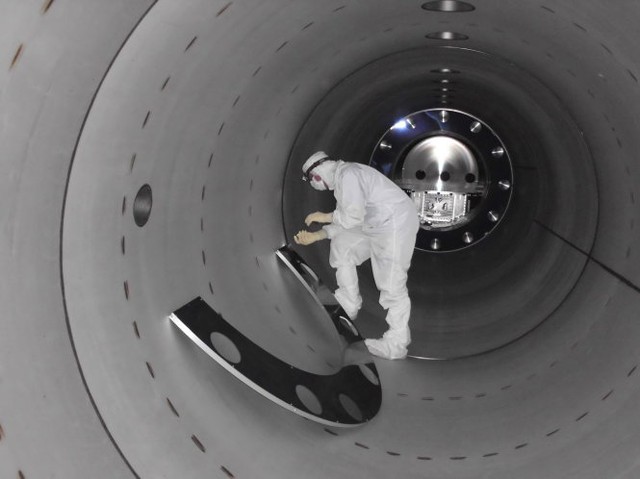 
Một kỹ thuật viên làm việc trong cỗ máy dò laser LIGO đã phát hiện ra sóng hấp dẫn. Ảnh: Reuters
