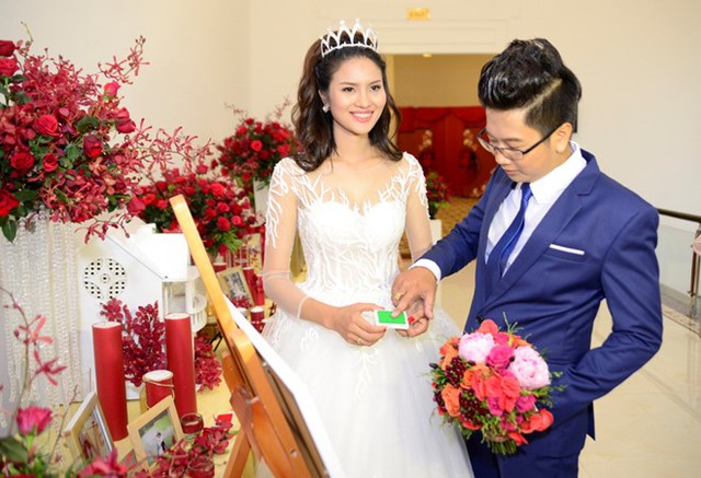 
Tối 12/6, Lê Thị Phương tổ chức tiệc cưới cùng bạn trai Đức Tiến tại một nhà hàng bình dân ở TP HCM. Để hôn lễ diễn ra tốt đẹp, nữ người mẫu cùng ông xã đến khá sớm và tranh thủ hoàn thiện các khâu chuẩn bị. Đỏ trắng là gam màu chủ đạo của buổi tiệc.
