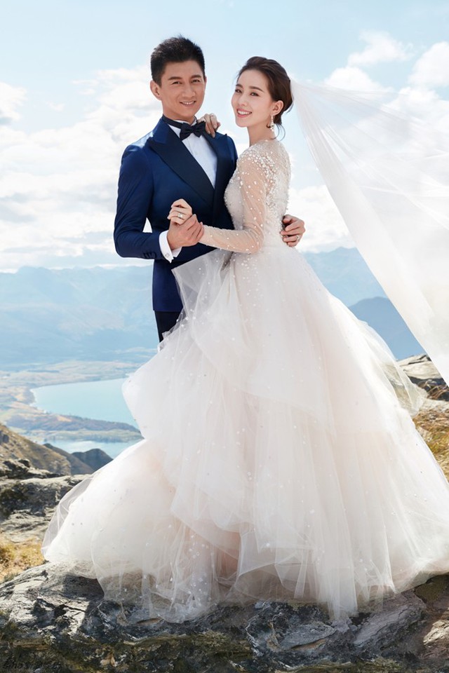 
Theo QQ, cặp đôi đã đến New Zealand chụp ảnh cưới vào tháng 2 vừa rồi. Cô dâu Lưu Thi Thi ngọt ngào trong bộ váy cưới dáng bồng xòe bên chú rể Ngô Kỳ Long.
