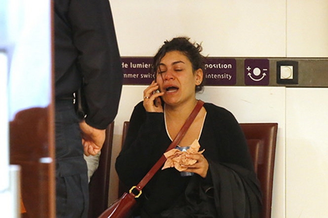 Thân nhân một người đi trên chuyến bay 804 bật khóc tại sân bay Charles de Gaulle - Ảnh: Independent