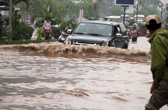 
Mưa lớn g&acirc;y ngập lụt tại H&agrave; Nội h&ocirc;m 25/5. Ảnh: T&ugrave;ng L&acirc;m.
