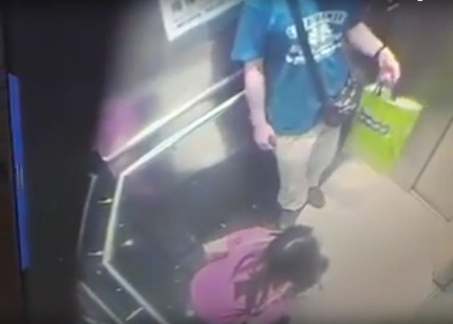
Hình ảnh cô gái vô từ đi tiểu tiện trong thang máy nhanh chóng lan truyền trên mạng.
