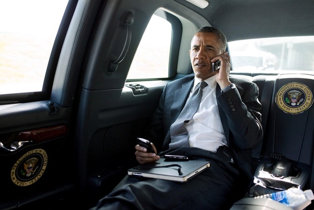 
Ông Obama từ lâu đã luôn gắn bó với điện thoại BlackBerry và cũng không được phép chuyển sang sử dụng các thương hiệu khác vì lý do bảo mật thông tin. Nhờ vậy, BlackBerry đôi khi vẫn vô tình được Tổng thống Mỹ PR miễn phí. Tuy nhiên, ông cũng tiết lộ hai cô con gái Sasha và Malia lại rất say mê iPhone. 

