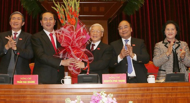 C&aacute;c đại biểu Hội nghị lần thứ nhất Ban Chấp h&agrave;nh Trung ương Đảng kho&aacute; XII ch&uacute;c mừng Tổng b&iacute; thư Nguyễn Ph&uacute; Trọng t&aacute;i đắc cử. Ảnh TTXVN.