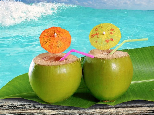 Nước dừa là đồ uống phổ biến vào mùa hè, có rất nhiều lợi ích cho sức khỏe. Ảnh: Pinterest.