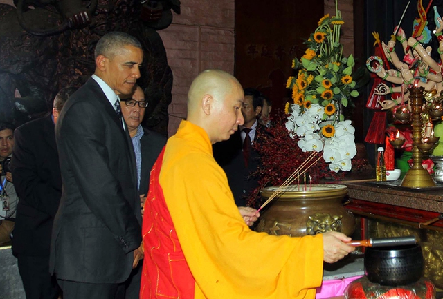 
Buổi chiều đến TPHCM, Tổng thống Mỹ tới thăm chùa Ngọc Hoàng. Ngôi chùa hơn 100 năm được nhiều người dân và du khách quốc tế biết đến là nơi cầu cúng cho việc làm ăn thuận lợi, bình an, phước đức và đặc biệt là cầu tự. Trong lúc tham quan, một nhà sư tại chùa đề nghị Tổng thống Obama cầu nguyện trước một bức tượng nếu muốn có con trai.Tôi thích con gái, Tổng thống Mỹ Obama trả lời, AP đưa tin. Ông chủ Nhà Trắng là cha của hai cô con gái Malia và Sasha. Ảnh: Gia Khanh
