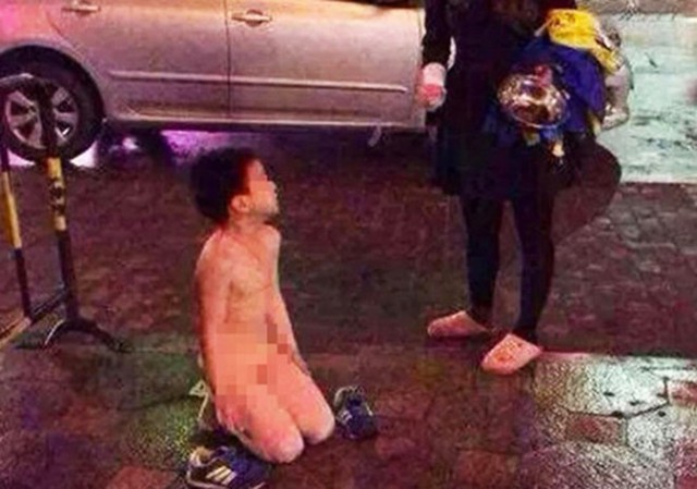 Bà mẹ Trung Quốc bắt con cởi truồng quỳ trên đường phố giữa cái rét âm 5 độ C. Ảnh: Mirror.