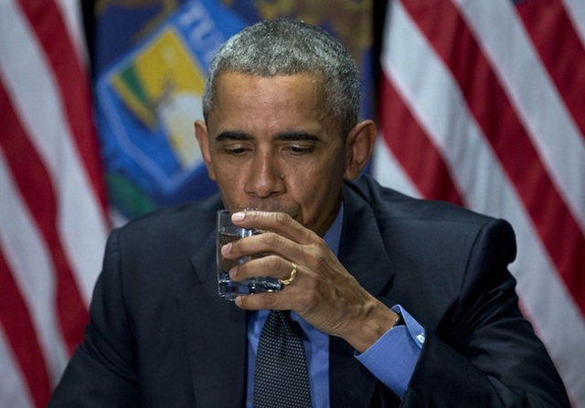 
Tổng thống Obama uống nước lọc tại Flint, nơi ông từng ban bố tình trạng khẩn cấp vì khủng hoảng nguồn nước. Ảnh: AP
