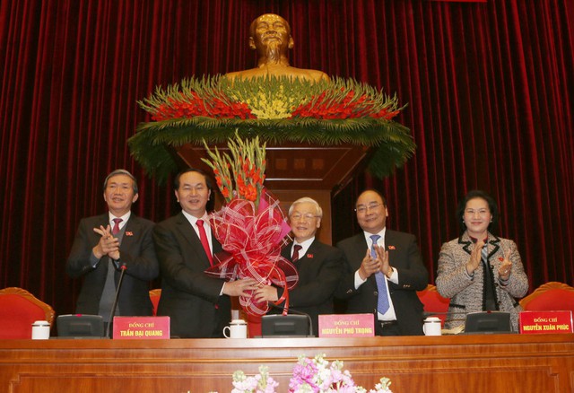 Các đại biểu Hội nghị lần thứ nhất BCH Trung ương Đảng khóa XII chúc mừng Tổng bí thư Nguyễn Phú Trọng ngày 27/1- Ảnh: TTXVN